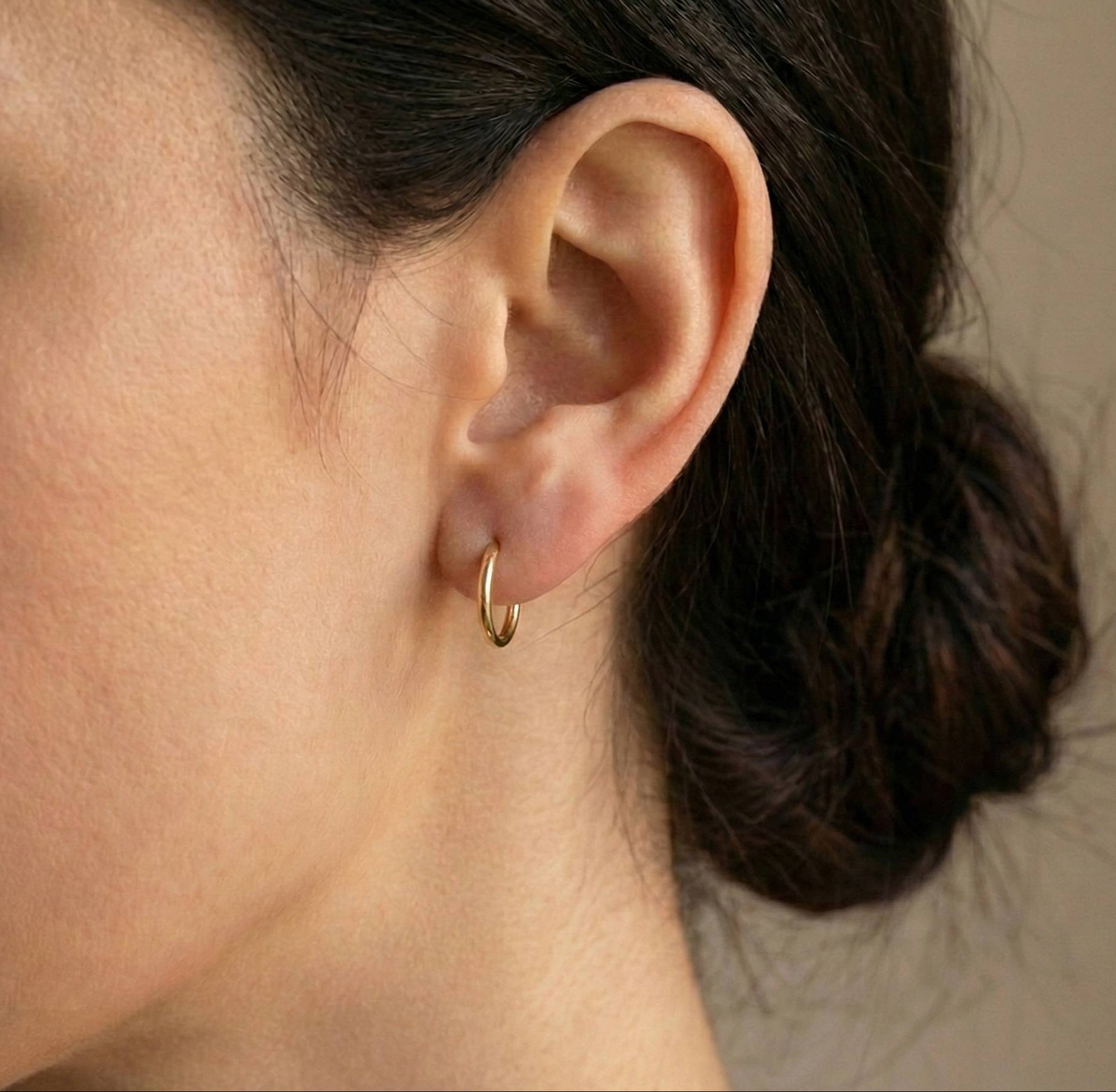 10KT Gold High Polish Plain Finish Medium Round Huggies